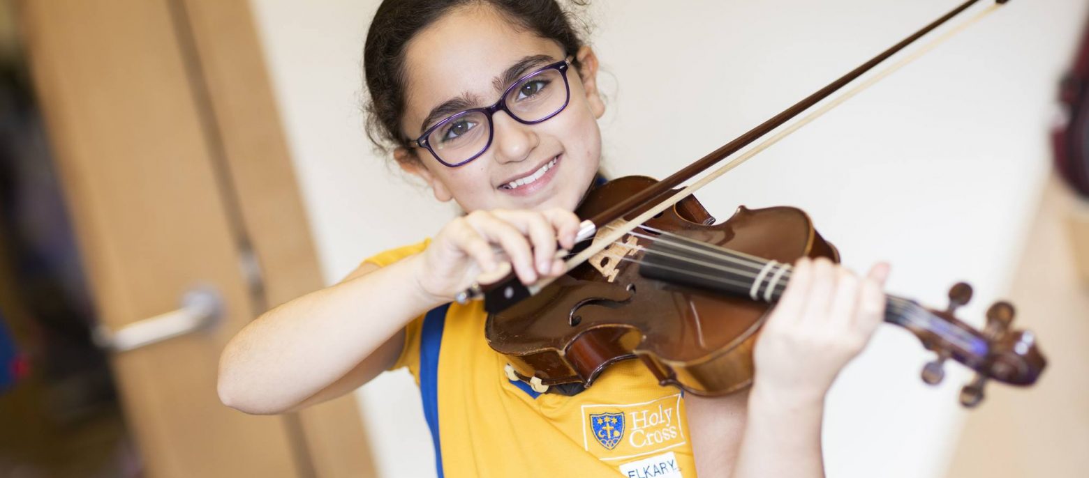 young girl playing violin